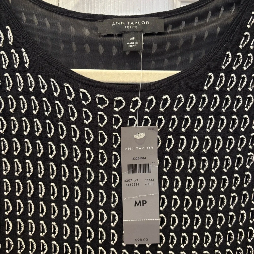 Ann Taylor Petite Black and White Patterned Sleeveless Peplum Top - Picture 4 of 6